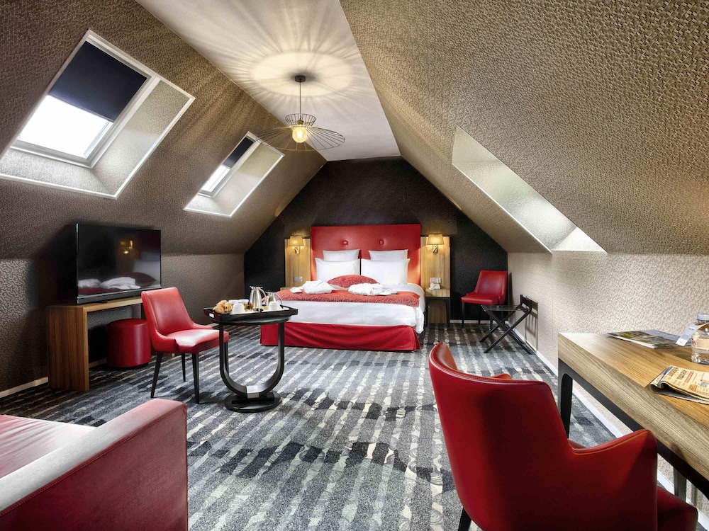 Suite Privilege con cama doble y sofá - cama, y acceso al spa del hotel Mercure Cabourg and Spa. Foto 5