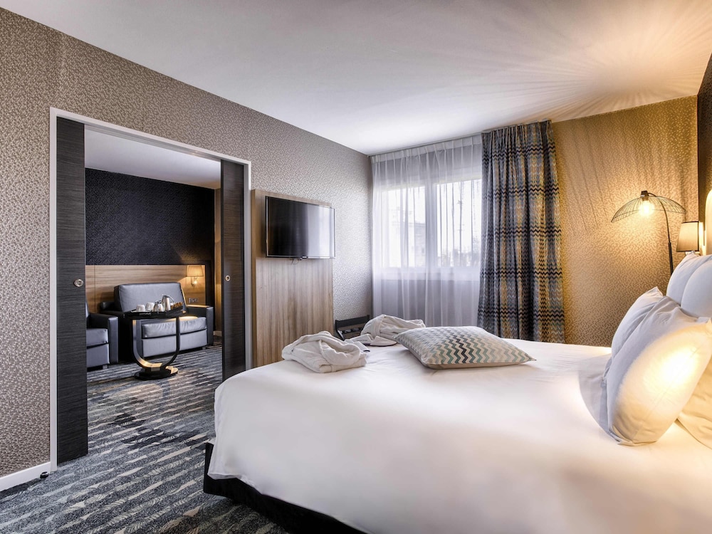 Suite Privilege con cama doble y sofá - cama, y acceso al spa del hotel Mercure Cabourg and Spa. Foto 6