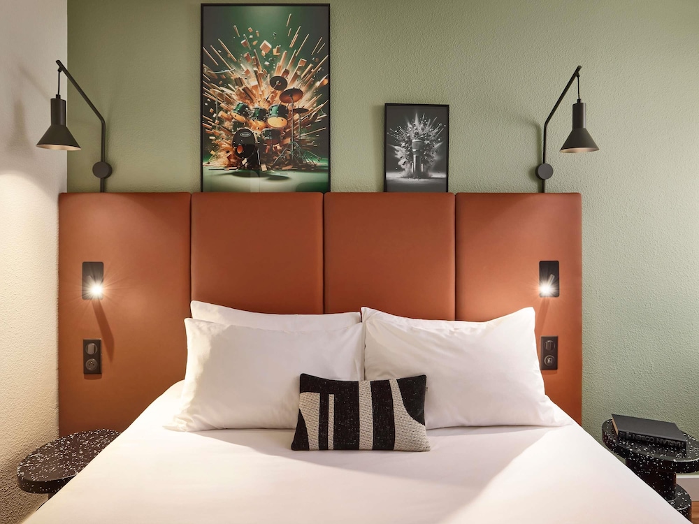 Habitación con 1 cama doble del hotel IBIS CAEN CENTRE