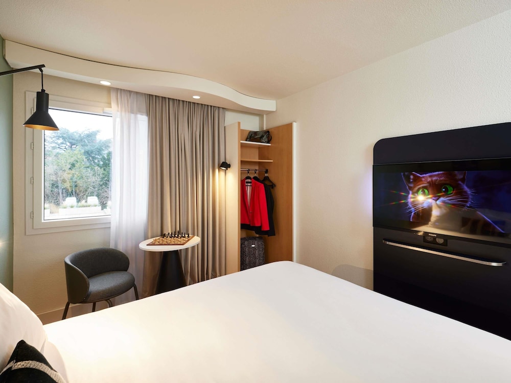Habitación con 1 cama doble del hotel IBIS CAEN CENTRE. Foto 9