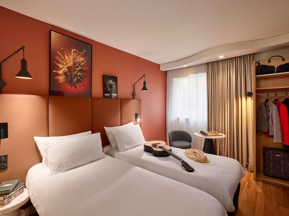 Habitación con 2 camas individuales del hotel IBIS CAEN CENTRE