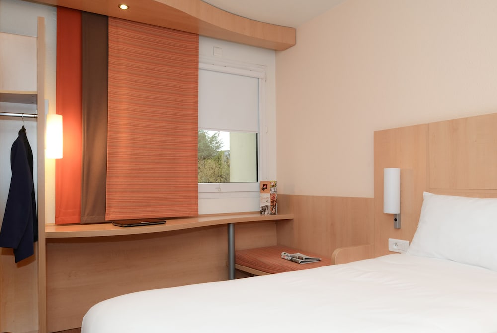 Habitación con 2 camas individuales del hotel IBIS CAEN CENTRE. Foto 1