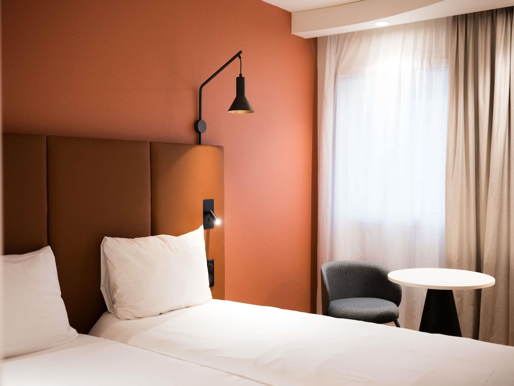 Habitación con 2 camas individuales del hotel IBIS CAEN CENTRE. Foto 4