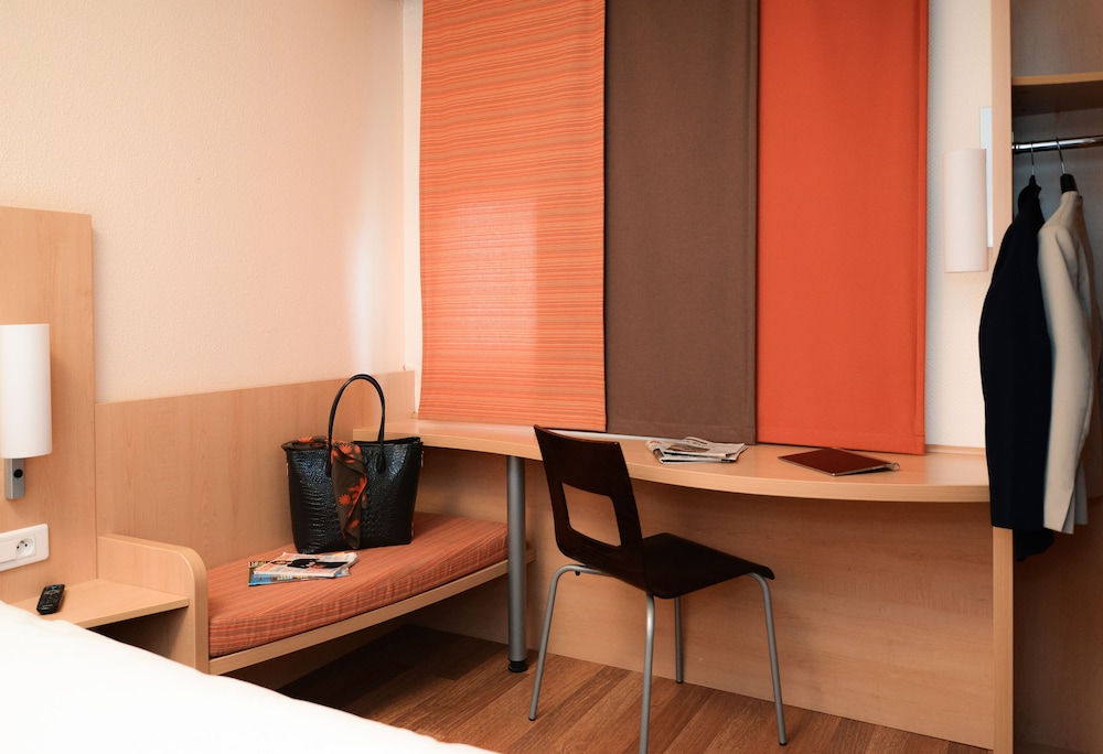 Habitación con 2 camas individuales del hotel IBIS CAEN CENTRE. Foto 5