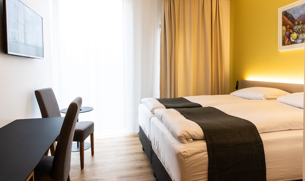Habitación estándar con 1 cama doble o 2 individuales del hotel South Coast. Foto 1