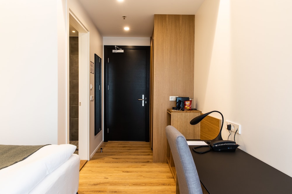 Habitación estándar con 1 cama doble o 2 individuales del hotel South Coast. Foto 6