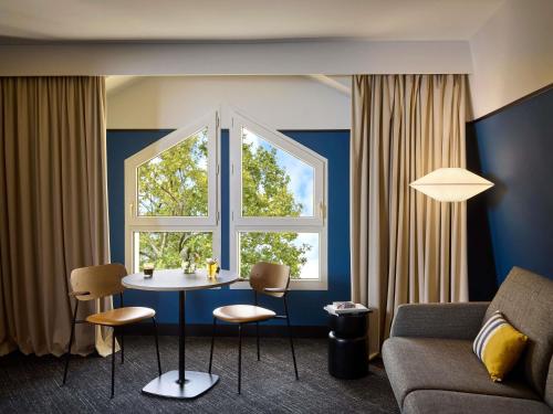 Habitación familiar: 1 cama doble y un sofá - cama del hotel Mercure Caen Centre Port De Plaisance. Foto 6
