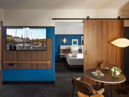 Habitación familiar: 1 cama doble y un sofá - cama del hotel Mercure Caen Centre Port De Plaisance. Foto 9