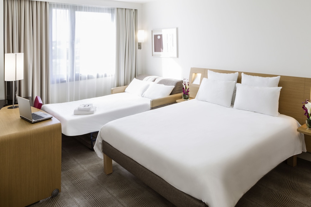 Habitación Clásica con 1 cama doble y 1 sofá - cama individual del hotel Novotel Caen Cote De Nacre. Foto 1