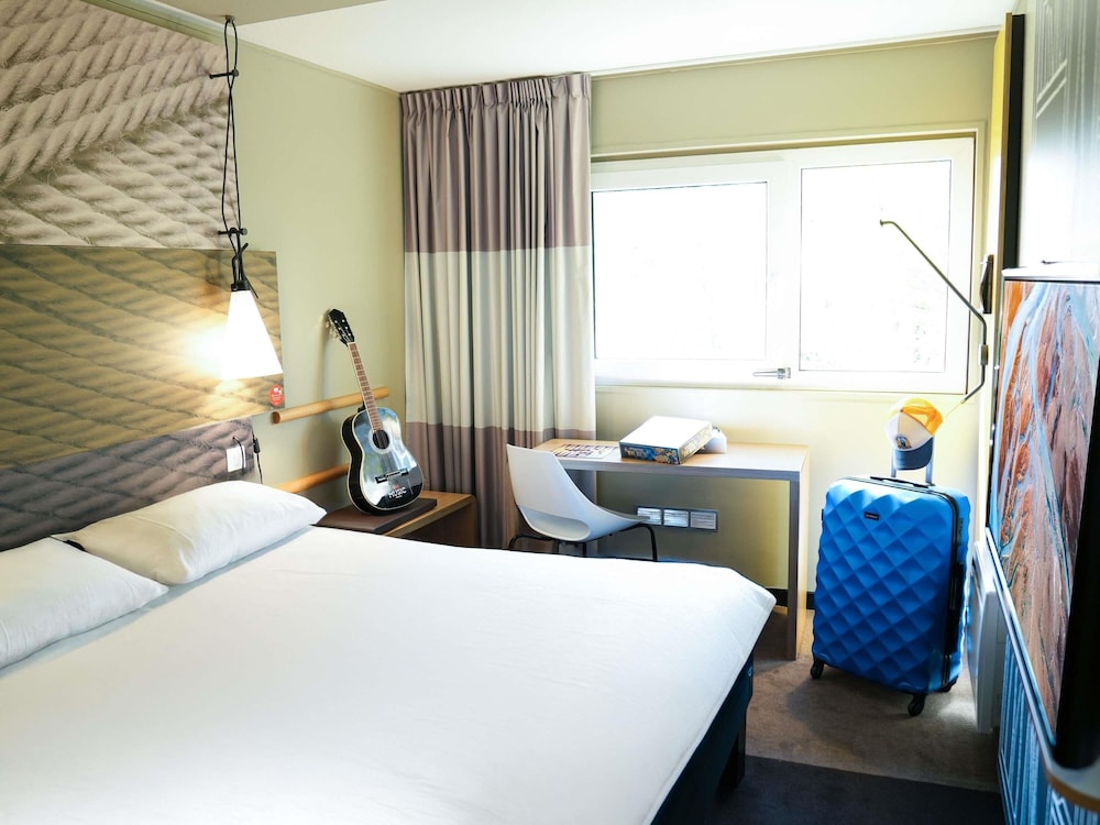 Habitación reformada con cama doble del hotel Ibis Caen Porte D'Angleterre