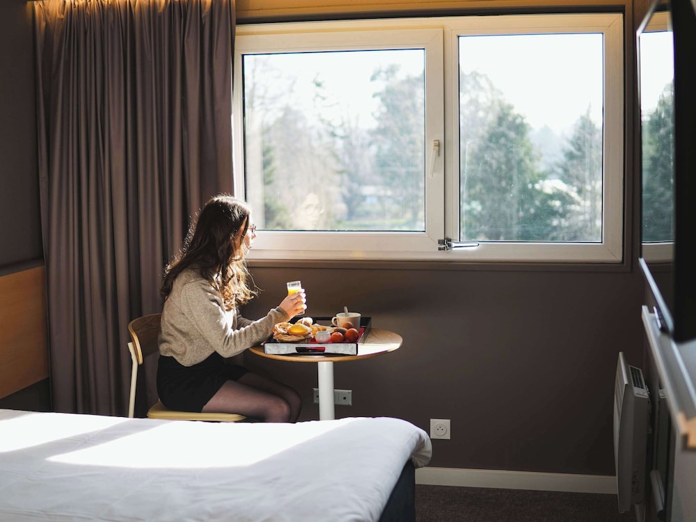 Habitación con dos camas individuales del hotel Ibis Caen Porte D'Angleterre. Foto 2