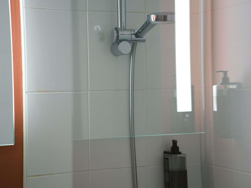 Habitación con dos camas individuales del hotel Ibis Caen Porte D'Angleterre. Foto 7