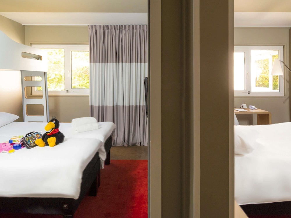 Suite familiar con 1 cama grande y 3 camas individuales del hotel Ibis Caen Porte D'Angleterre. Foto 4