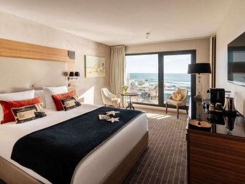 Habitación Superior con 1 cama queen size o 2 camas individuales, balcón y vistas al mar del hotel Côte Ouest Thalasso y Spa Les Sables D'Olonne - Mgallery Collection