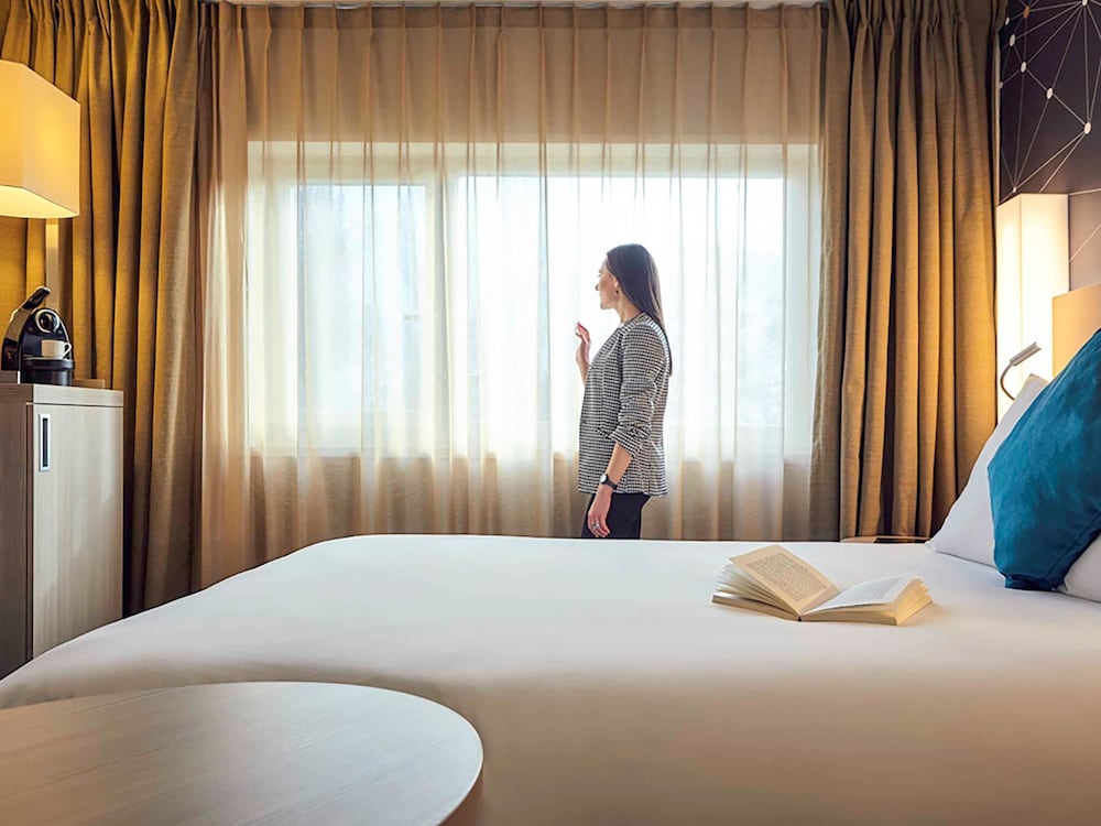 Habitación de categoría superior con una cama doble del hotel Hotel Mercure París Sur Les Ulis Courtaboeuf. Foto 1