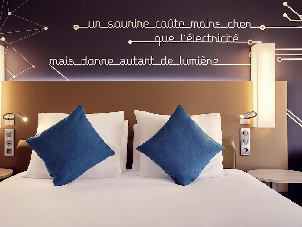 Habitación de categoría superior con una cama doble del hotel Hotel Mercure París Sur Les Ulis Courtaboeuf. Foto 2