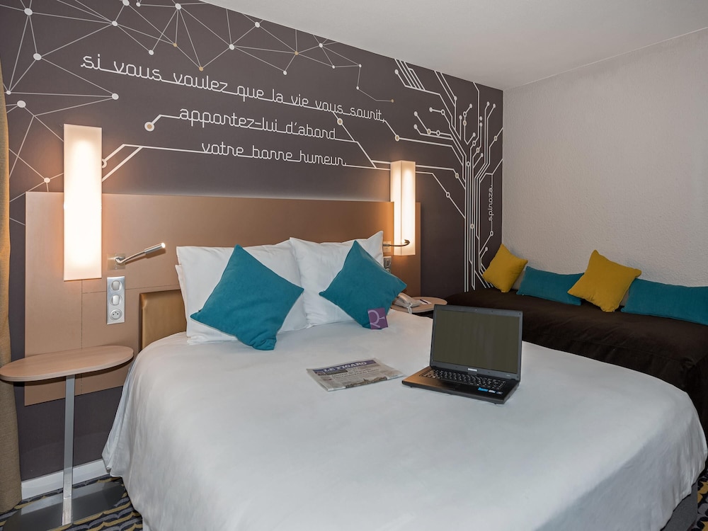 Habitación de categoría superior con una cama doble y una cama individual del hotel Hotel Mercure París Sur Les Ulis Courtaboeuf
