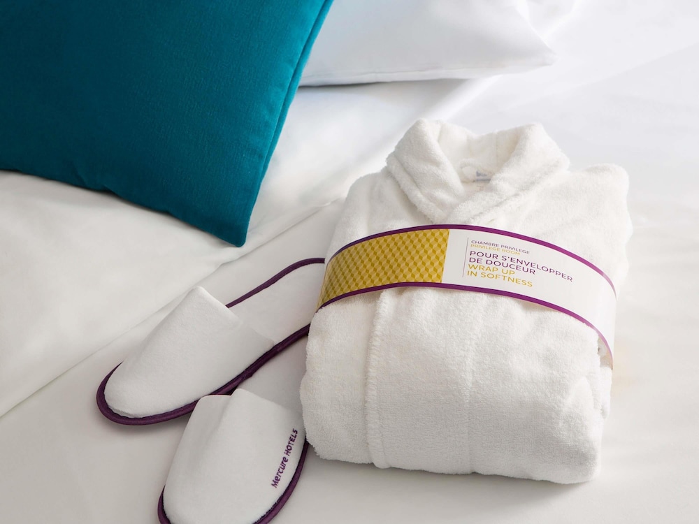 Suite Junior con una cama doble y un sofá cama doble del hotel Hotel Mercure París Sur Les Ulis Courtaboeuf. Foto 4
