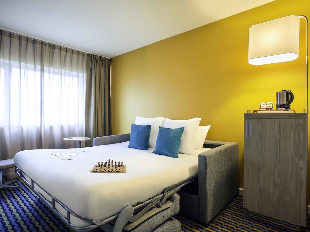 Suite Junior con una cama doble y un sofá cama doble del hotel Hotel Mercure París Sur Les Ulis Courtaboeuf. Foto 5