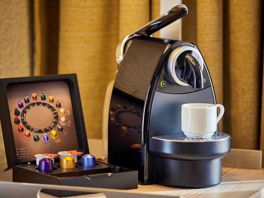 Suite Junior con una cama doble y un sofá cama doble del hotel Hotel Mercure París Sur Les Ulis Courtaboeuf. Foto 6