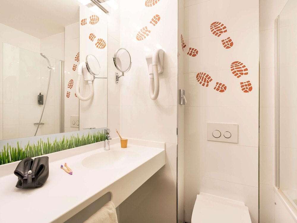 Habitación estándar con 2 camas individuales del hotel Ibis Styles Lisieux Normandie. Foto 3