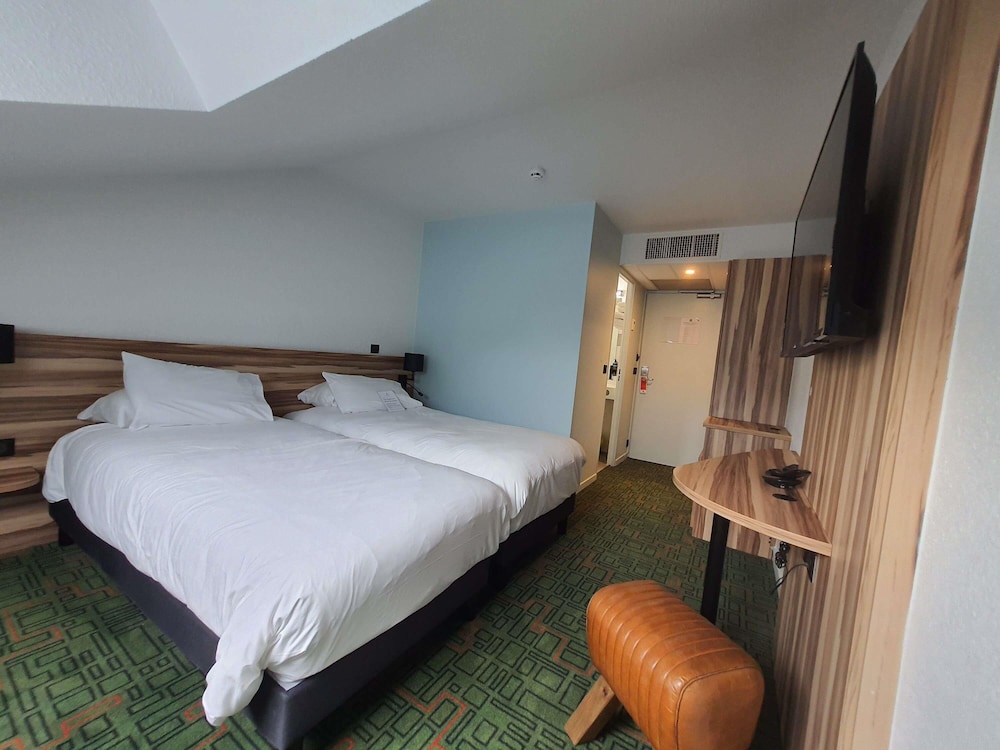 Habitación estándar con 2 camas individuales del hotel Ibis Styles Lisieux Normandie. Foto 4