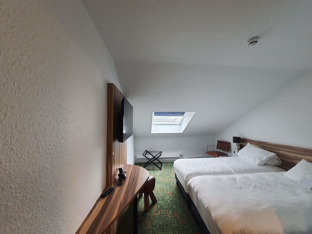 Habitación estándar con 2 camas individuales del hotel Ibis Styles Lisieux Normandie. Foto 5