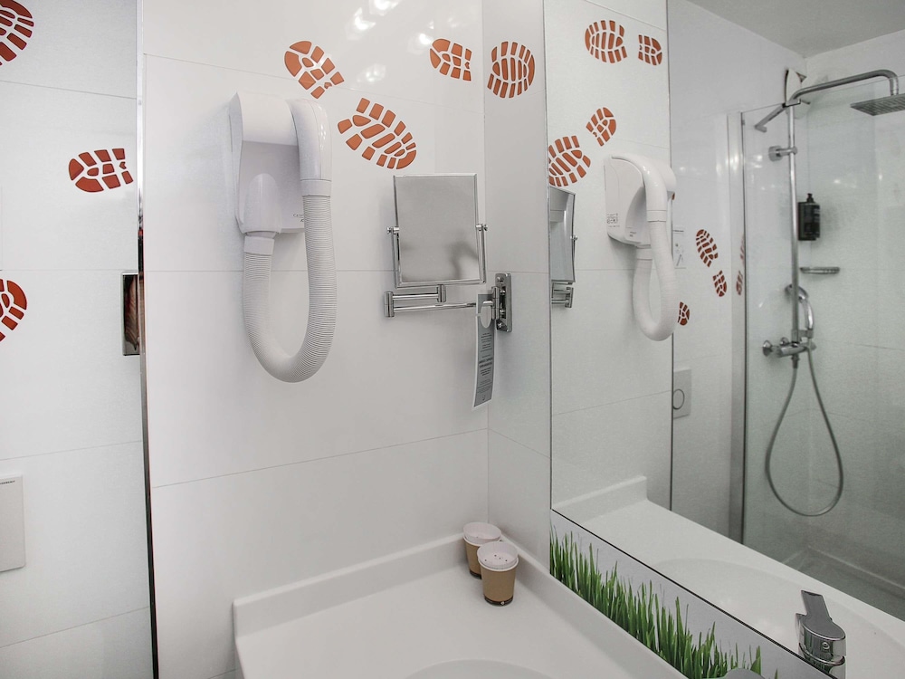 Habitación Estándar con 1 cama doble y 1 sofá - cama del hotel Ibis Styles Lisieux Normandie. Foto 5