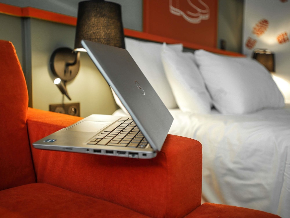 Habitación Estándar con 1 cama doble y 1 sofá - cama del hotel Ibis Styles Lisieux Normandie. Foto 8