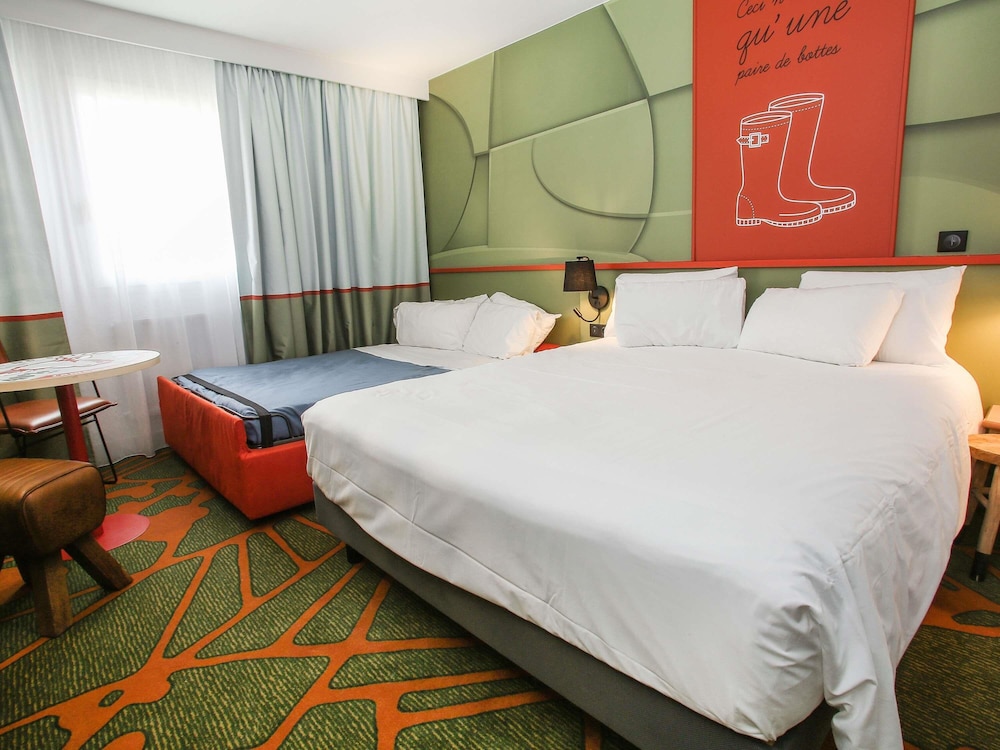 Habitación Estándar con 1 cama doble y 1 sofá - cama del hotel Ibis Styles Lisieux Normandie. Foto 9