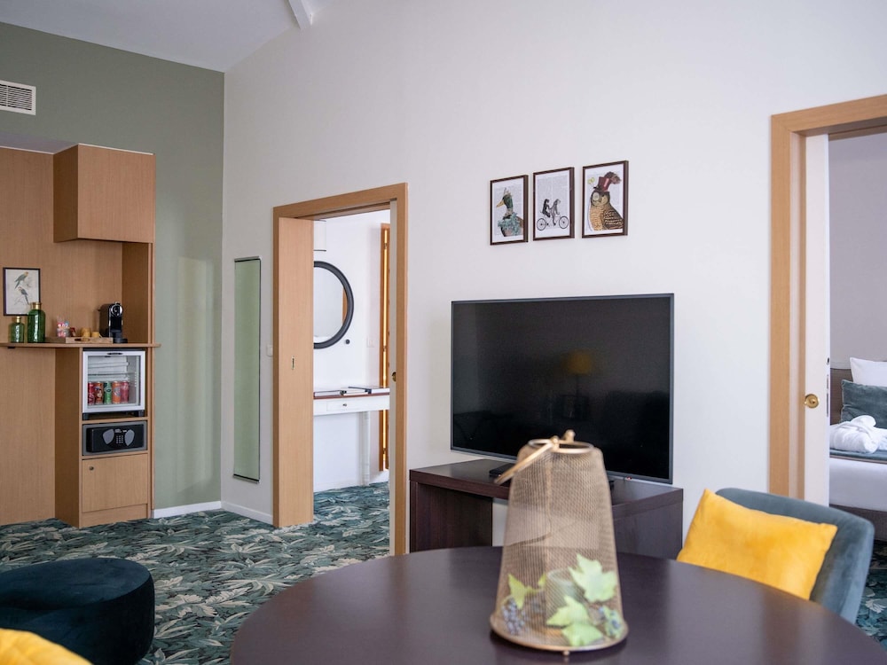 Suite Deluxe tipo dúplex con cama doble y terraza de 25 m² del hotel Novotel Domaine De Maffliers - Demeure De Campagne. Foto 3