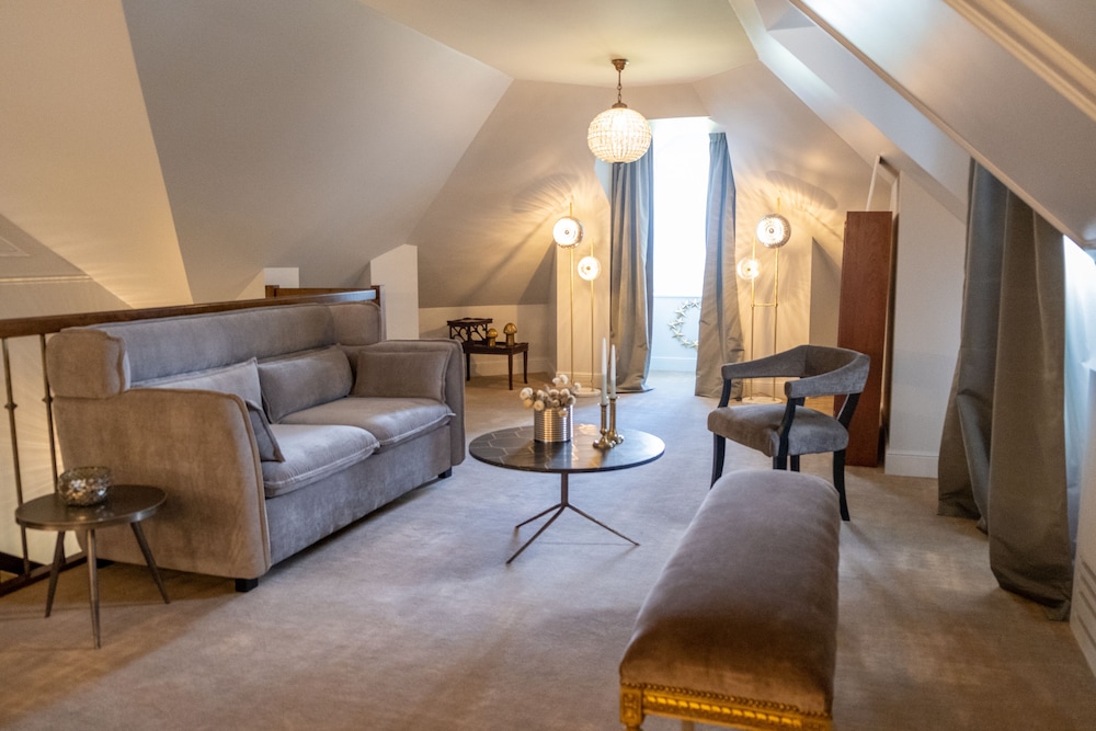 Suite Deluxe tipo dúplex con cama doble y terraza de 25 m² del hotel Novotel Domaine De Maffliers - Demeure De Campagne. Foto 4