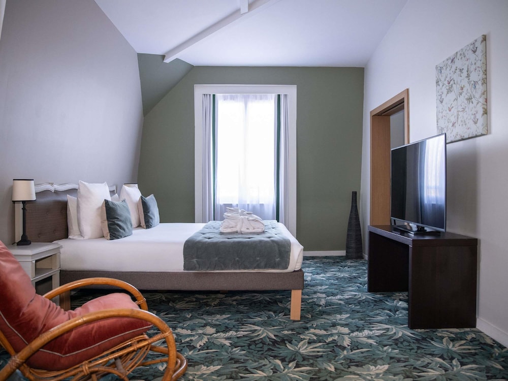 Suite con 1 cama doble y 1 sofá cama del hotel Novotel Domaine De Maffliers - Demeure De Campagne