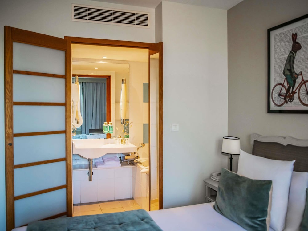 Habitación Superior con 1 cama doble y 1 sofá cama del hotel Novotel Domaine De Maffliers - Demeure De Campagne. Foto 4