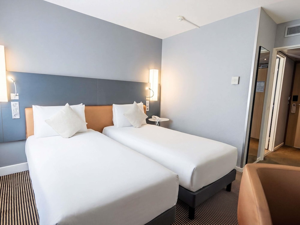 Habitación Clásica con camas individuales del hotel Mercure Paris Massy Gare TGV. Foto 9