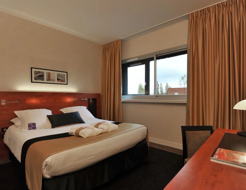Habitación doble Privilege 1 Cama doble del hotel Mercure Maurepas Saint Quentin. Foto 1