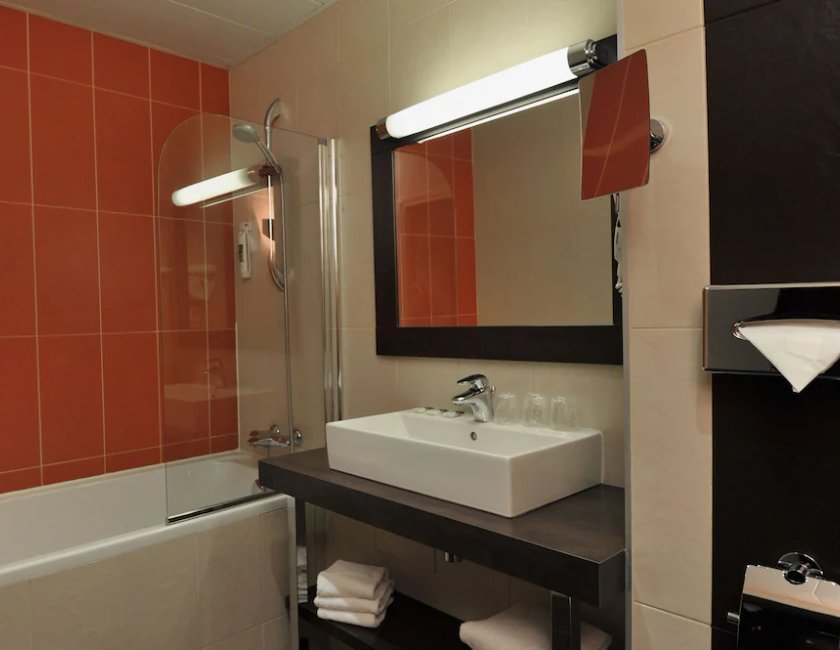 Habitación doble Privilege 1 Cama doble del hotel Mercure Maurepas Saint Quentin. Foto 7