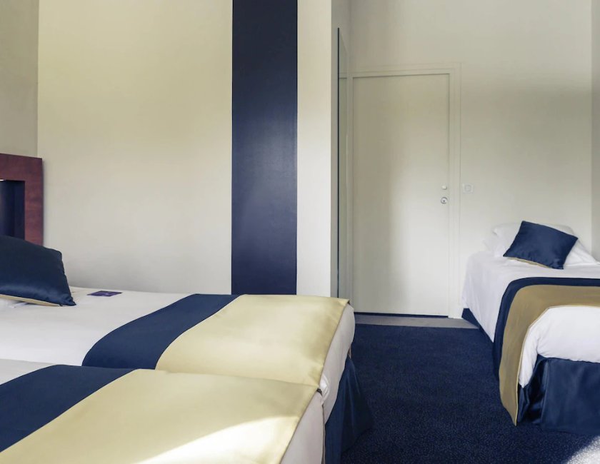 Habitación triple 1 Cama Individual 1 Cama doble del hotel Mercure Maurepas Saint Quentin