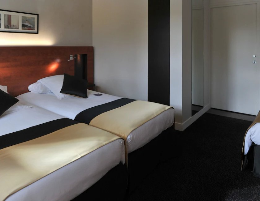 Habitación triple 1 Cama Individual 1 Cama doble del hotel Mercure Maurepas Saint Quentin. Foto 1