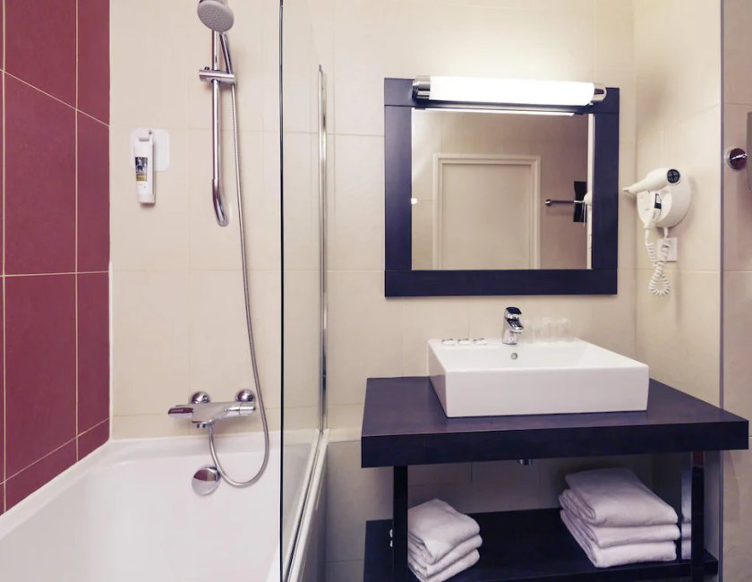 Habitación triple 1 Cama Individual 1 Cama doble del hotel Mercure Maurepas Saint Quentin. Foto 3