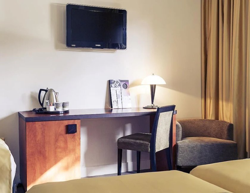 Habitación triple 1 Cama Individual 1 Cama doble del hotel Mercure Maurepas Saint Quentin. Foto 4