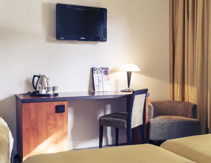 Habitación triple 1 Cama Individual 1 Cama doble del hotel Mercure Maurepas Saint Quentin. Foto 5
