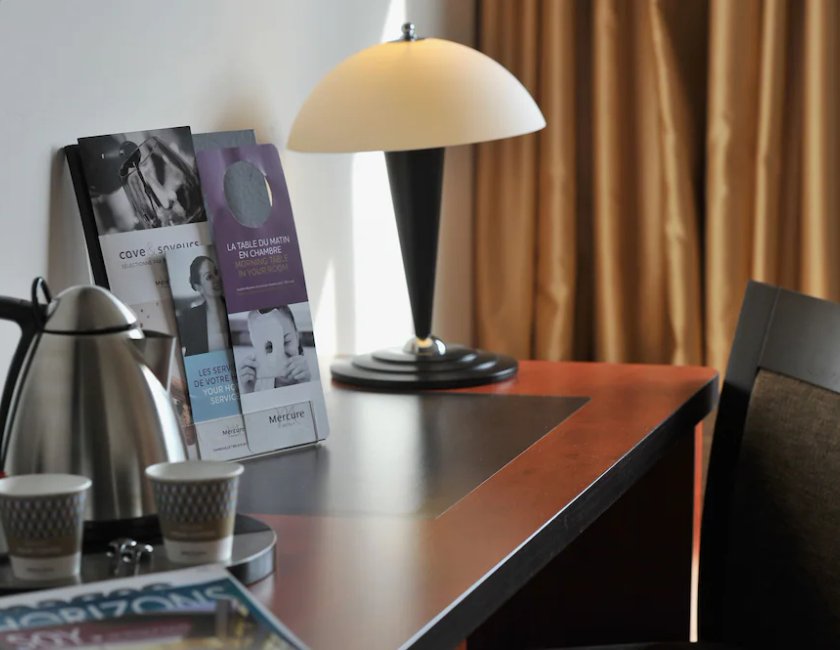 Habitación triple 1 Cama Individual 1 Cama doble del hotel Mercure Maurepas Saint Quentin. Foto 7
