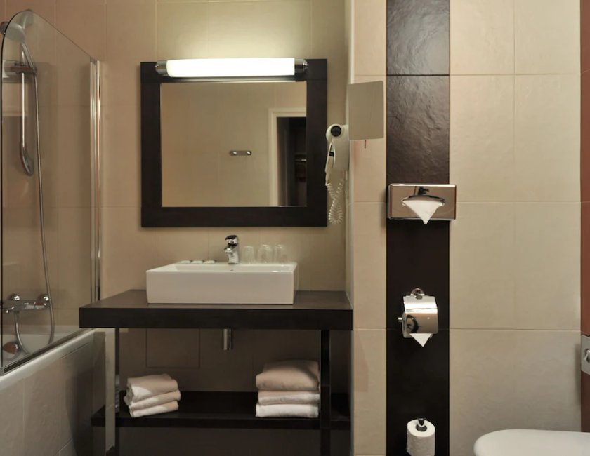 Habitación triple 1 Cama Individual 1 Cama doble del hotel Mercure Maurepas Saint Quentin. Foto 8
