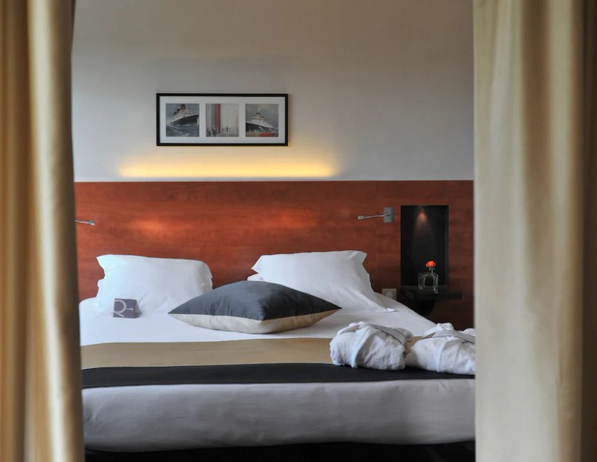 Suite 1 Cama doble del hotel Mercure Maurepas Saint Quentin. Foto 1