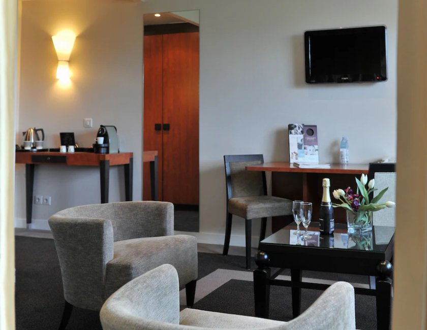Suite 1 Cama doble del hotel Mercure Maurepas Saint Quentin. Foto 5