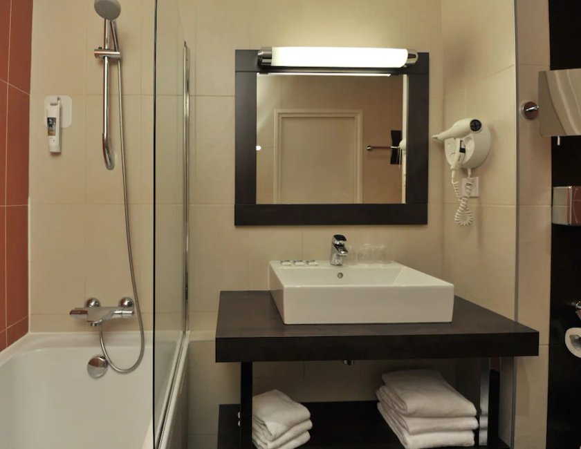 Habitación doble 2 Camas dobles del hotel Mercure Maurepas Saint Quentin. Foto 7