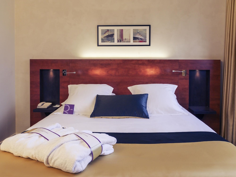 Habitación Privilege con una cama grande del hotel Mercure Maurepas Saint Quentin