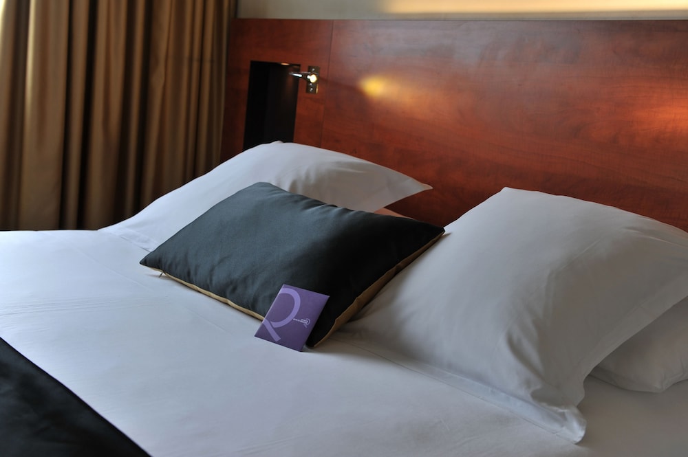 Habitación estándar con una cama grande del hotel Mercure Maurepas Saint Quentin. Foto 2