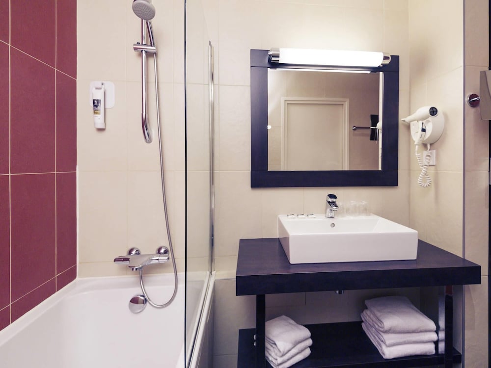 Habitación estándar con una cama grande del hotel Mercure Maurepas Saint Quentin. Foto 3